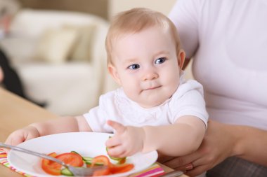 genç bir anne bebeğini evde besleme