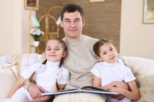 Vader met zijn dochters thuis — Stockfoto