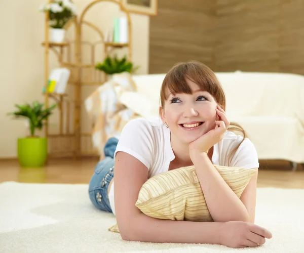 Giovane donna rilassante a casa sul pavimento — Foto Stock