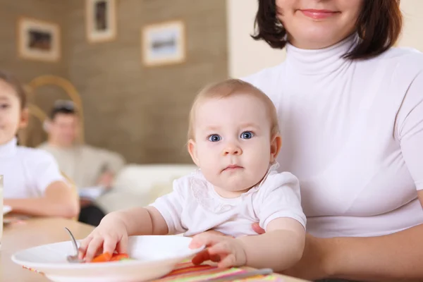 Egy fiatal anya a csecsemő baba otthon etetés — Stock Fotó