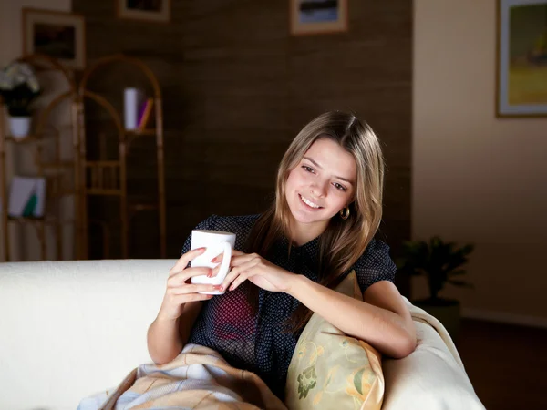 Jeune fille boire du thé à la maison — Photo