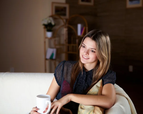 Mladá dívka pití čaje doma — Stock fotografie