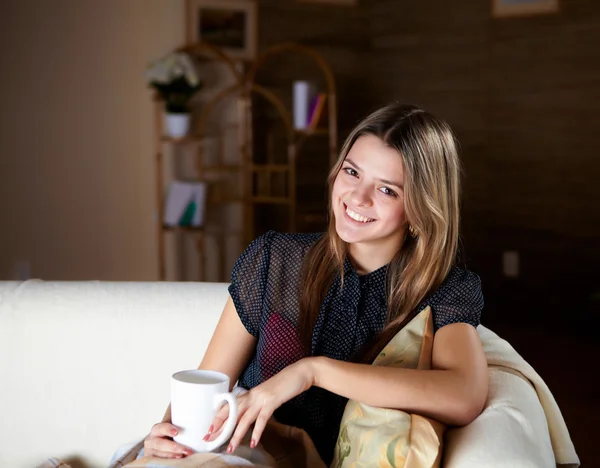 Chica joven bebiendo té en casa — Foto de Stock