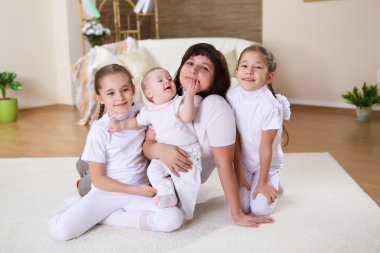 onun üç kızı evde genç bir anne