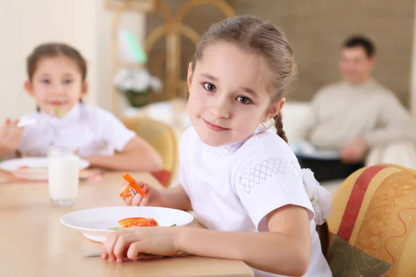 Küçük bir kız evde yemek olan — Stok fotoğraf
