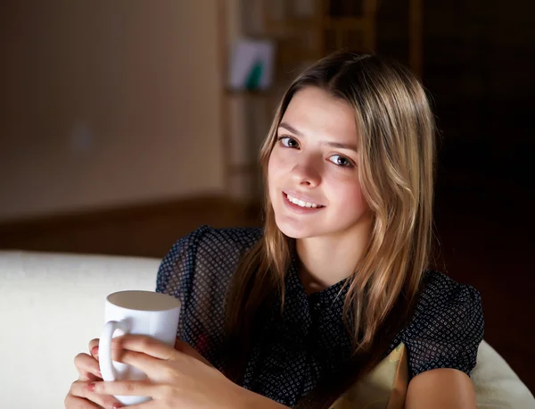 Mladá dívka pití čaje doma — Stock fotografie