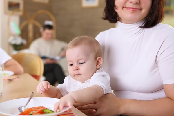 Egy fiatal anya etetése baba otthon — Stock Fotó