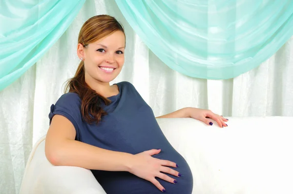 Πορτρέτο του ένα νεαρό κορίτσι έγκυος — Φωτογραφία Αρχείου