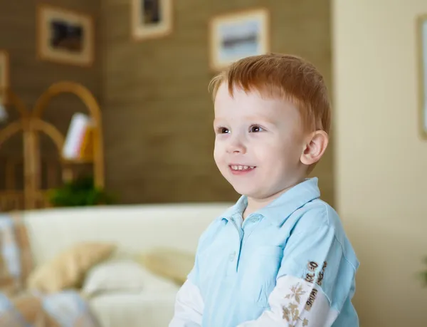 Glücklich lächelnder und lachender Junge zu Hause — Stockfoto