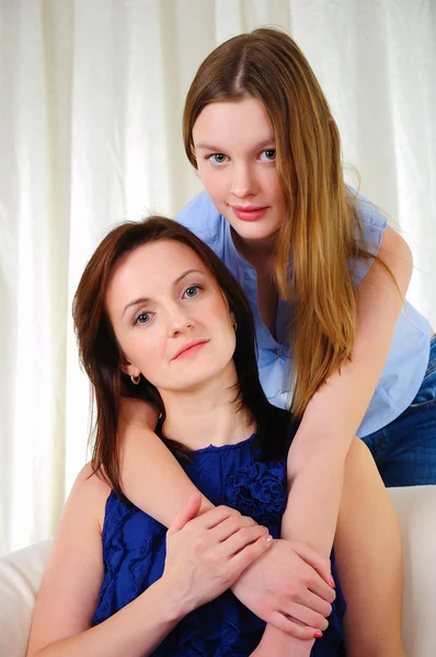 Uma jovem filha adolescente com uma mãe — Fotografia de Stock