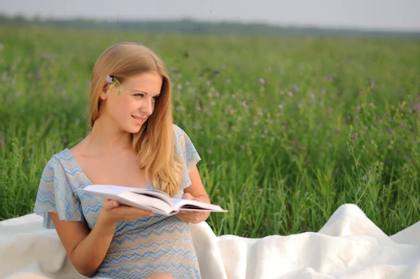 푸른 잔디에 앉아 여자 — 스톡 사진
