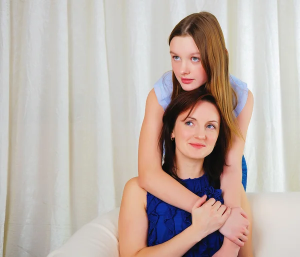 Egy fiatal tizenéves lánya egy anya — Stock Fotó