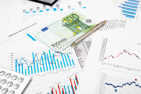 Finanzdiagramme und Grafiken — Stockfoto