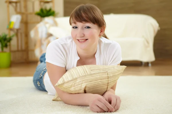 Young woman relaxing at home on the floor — Stock Photo, Image
