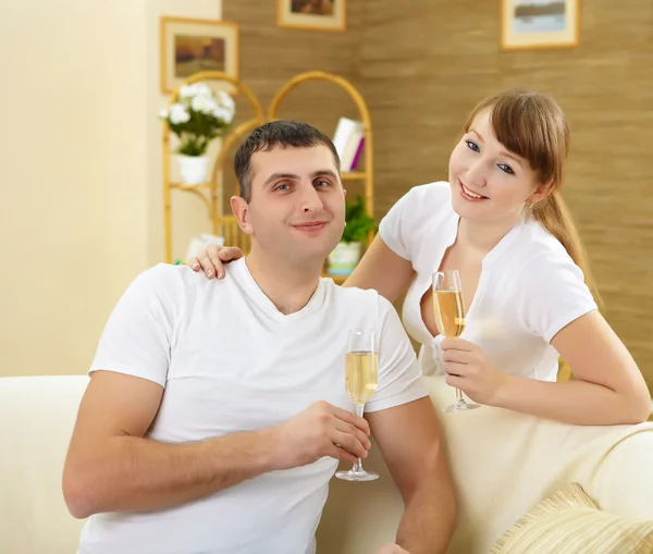 Casal em casa bebendo champanhe — Fotografia de Stock