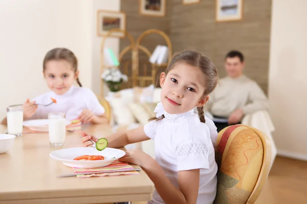Ein kleines Mädchen zu Hause beim Essen — Stockfoto