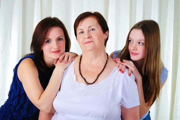 Три поколения женщин вместе — стоковое фото
