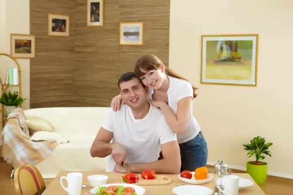Чоловік і дружина вдома на кухні — стокове фото