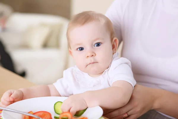 Genç bir anne bebeğini evde besleme — Stok fotoğraf