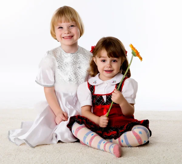 Δύο μικρά κορίτσια στο πάτωμα — Φωτογραφία Αρχείου