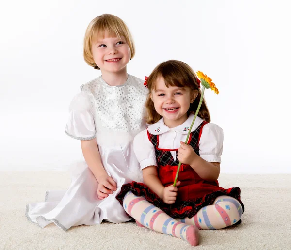 Dvě malé holčičky na podlaze — Stock fotografie