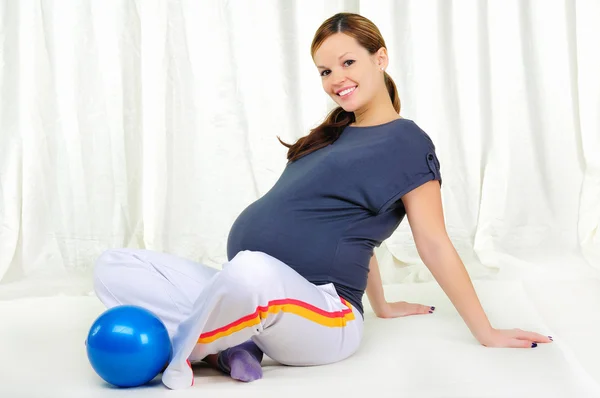 Porträtt av en ung gravid flicka — Stockfoto