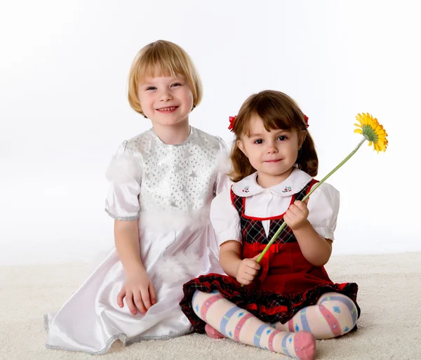 Två små flickor på golvet — Stockfoto