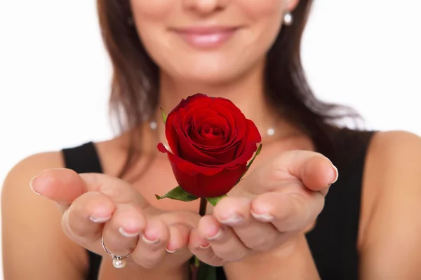 Γυναίκα με ένα κόκκινο τριαντάφυλλο — Φωτογραφία Αρχείου