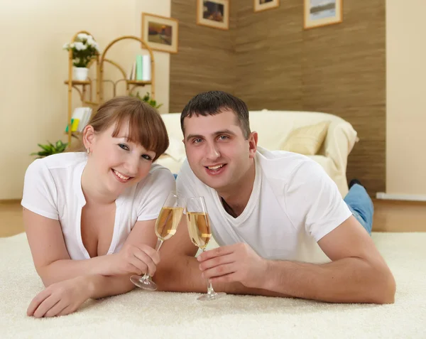 Paar trinkt zu Hause Champagner — Stockfoto