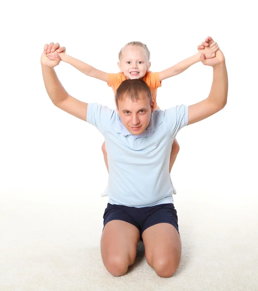 Отец и маленькая дочь занимаются спортом — стоковое фото