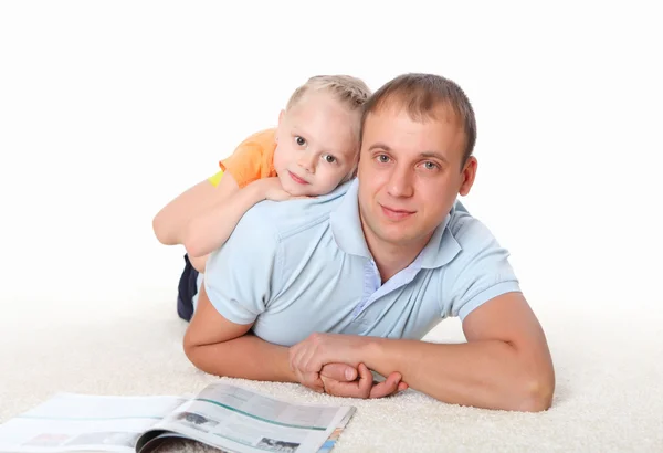 Giovane padre che legge un libro a sua figlia — Foto Stock