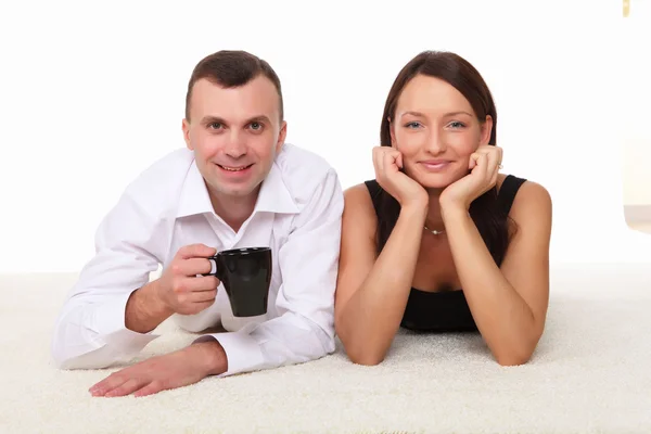 Couple at home holding a mug — Stock Photo, Image