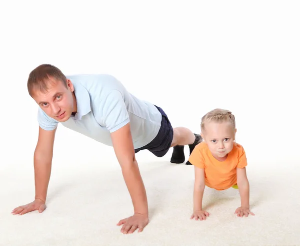 Vader en dochtertje doen sport — Stockfoto