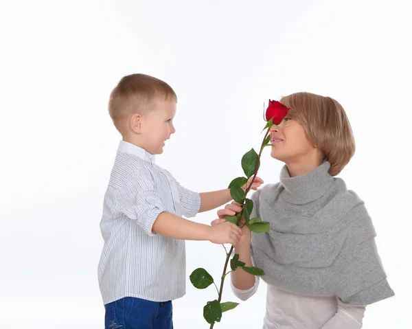 Mère et fils tenant une rose rouge — Photo