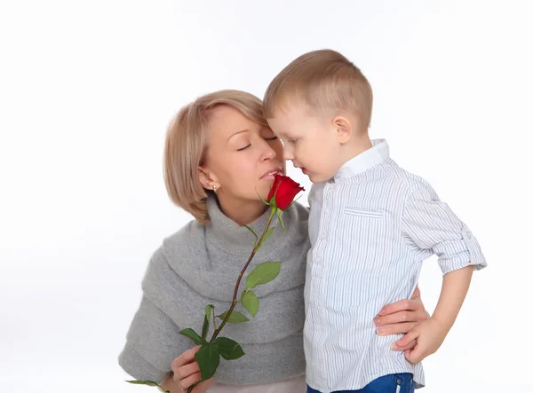 Matka a syn drží červené růže — Stock fotografie