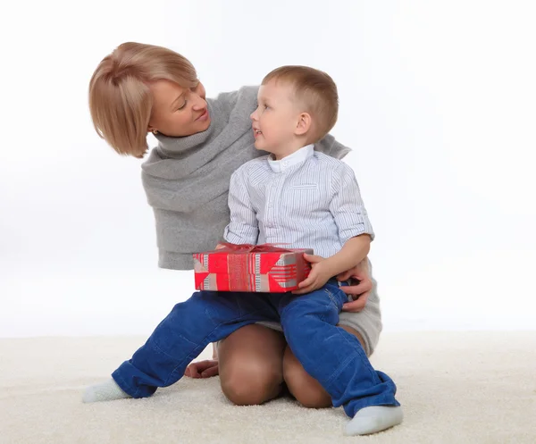 Mother and son holding a present — Stock Photo, Image