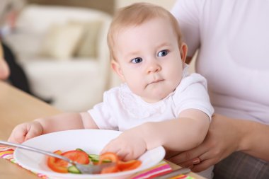 genç bir anne bebeğini evde besleme