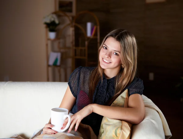 Giovane ragazza che beve tè a casa — Foto Stock
