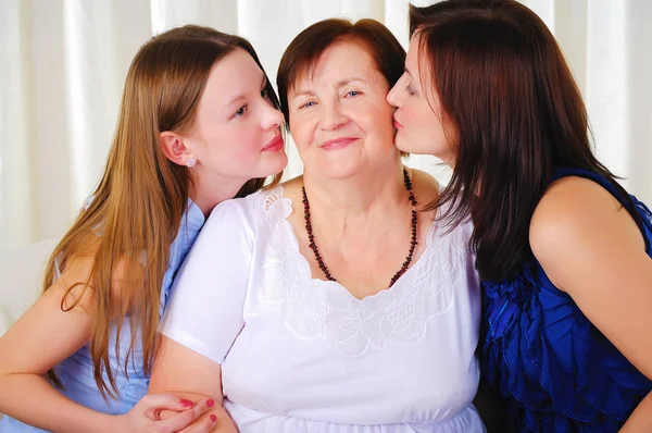Tre generationer av kvinnor tillsammans — Stockfoto