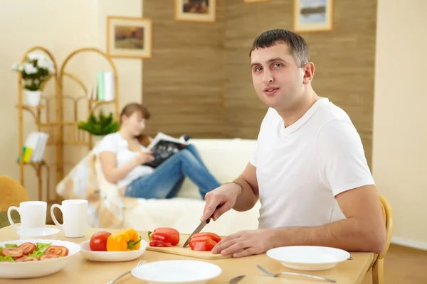 Man at home cooking — Stock Photo, Image