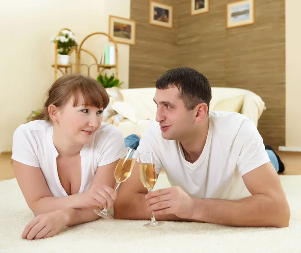 Пара вдома п'є шампанське — стокове фото