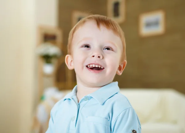 Mutlu gülümseyerek ve gülen çocuk evde — Stok fotoğraf