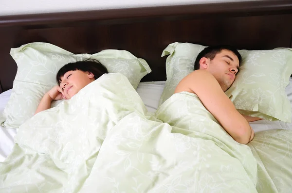 Jovem casal dormir — Fotografia de Stock