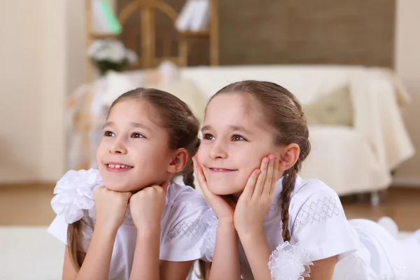 Twin sisters together at home — Stock Photo, Image