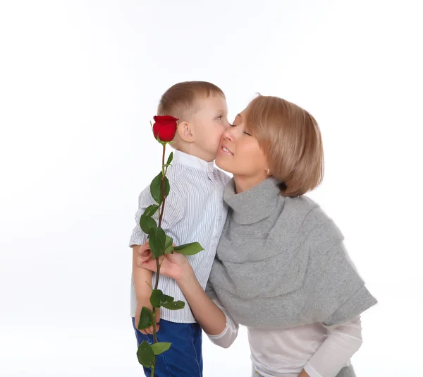Anne ve oğlu kırmızı bir gül tutan — Stok fotoğraf