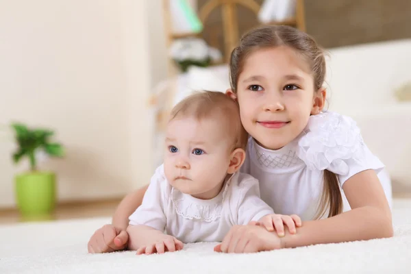 Två små systrar tillsammans hemma — Stockfoto