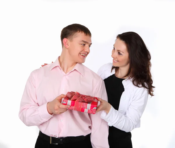 Νεαρό ζευγάρι με ένα δώρο — Φωτογραφία Αρχείου