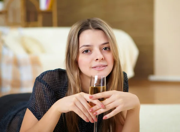 Νεαρό κορίτσι πίνοντας σαμπάνια στο σπίτι — Φωτογραφία Αρχείου
