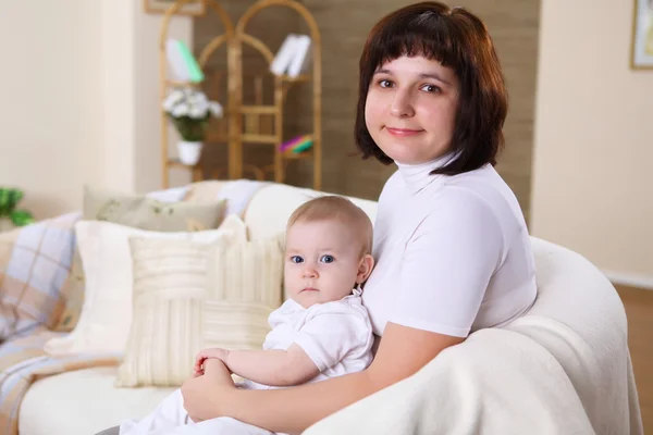 A young mother with her infant baby at home — Stock Photo, Image