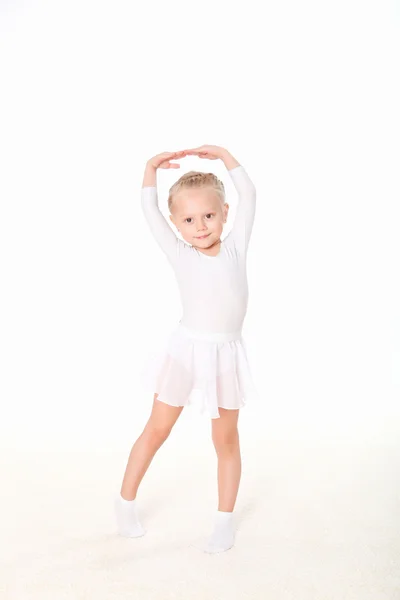 Jimnastik yaparken küçük bir kız — Stok fotoğraf